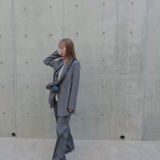 【30代スナップ】ジャケット＆パンツでセットアップ風に。足元はアシックスのスニーカーで抜けをプラス！