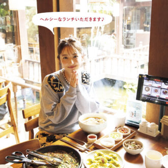 トップス¥28,600、パンツ¥79,200（ともにオダカ／S&T）　ネックレス¥113,740、リング（人さし指）¥27,500、（中指）¥20,020（すべてバルブス／ズットホリック）