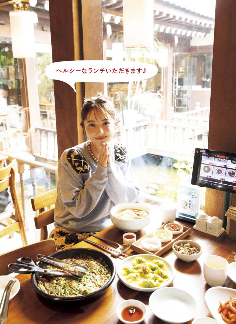 トップス¥28,600、パンツ¥79,200(ともにオダカ/S&T) ネックレス¥113,740、リング(人さし指)¥27,500、(中指)¥20,020(すべてバルブス/ズットホリック)