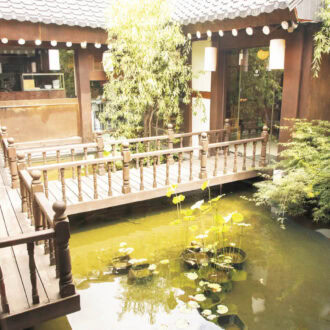 築100年の元旅館家屋をリノベした店内は広々していて趣たっぷり。