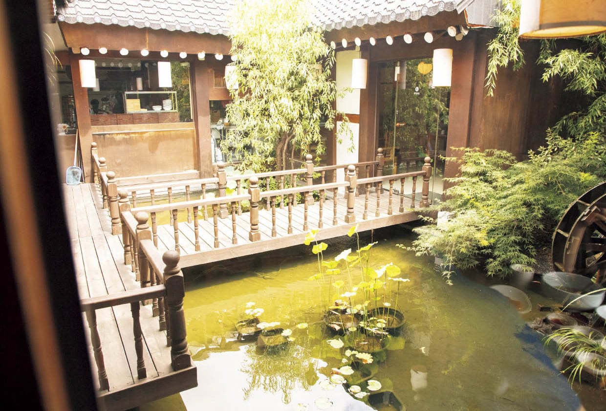 築100年の元旅館家屋をリノベした店内は広々していて趣たっぷり。