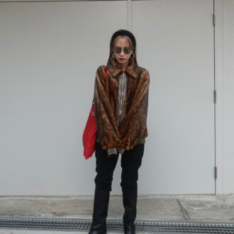 【30代スナップ】赤バッグがアクセント。ファーコートとロングブーツで作る、メリハリのある冬の着こなし