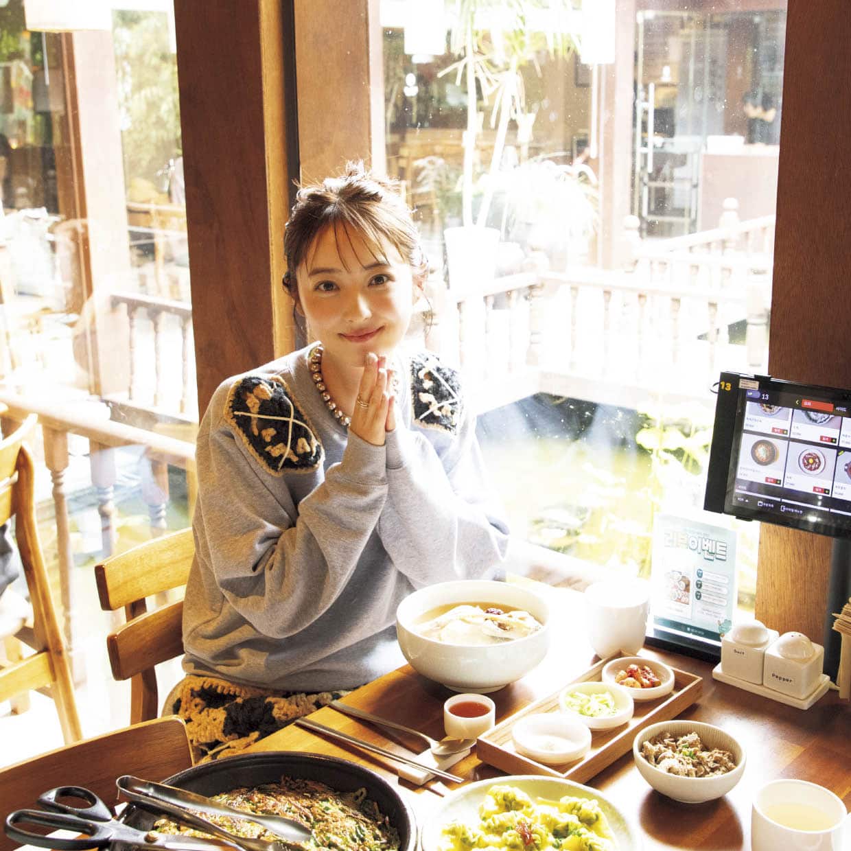 【日本の旅情シリーズ】 「飯豊の秋」 マーケタリー・木目象嵌 No.7 佐々木希のおいしいソウル旅】〈松岩温飯〉のクッパは透き通ったスープ