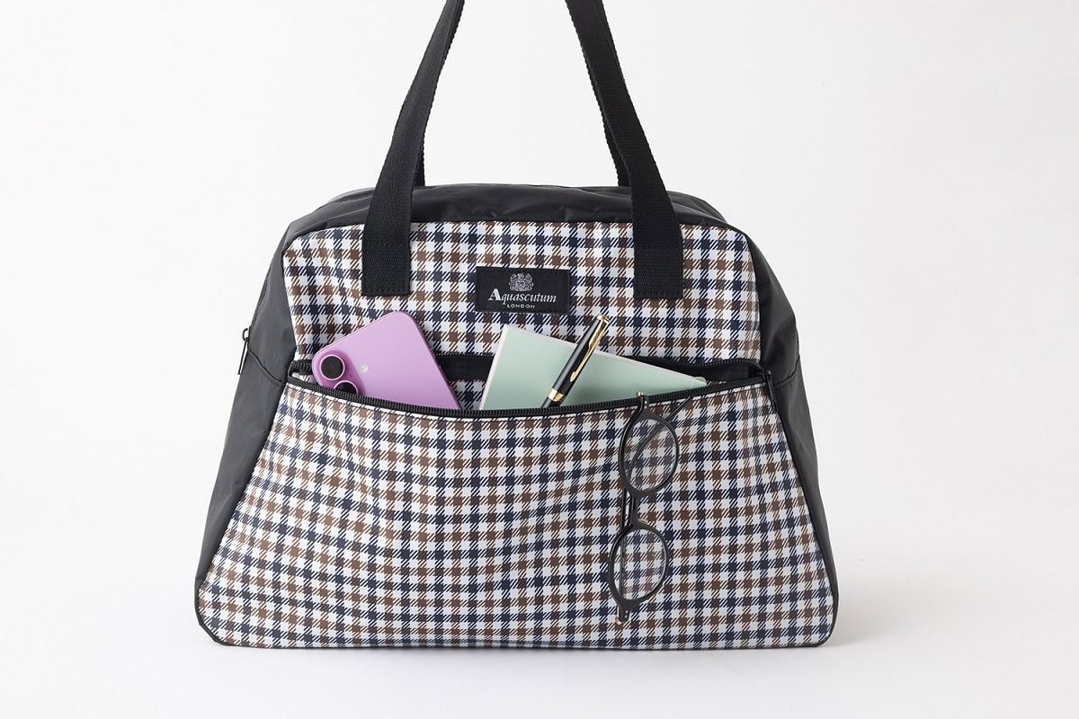 GLOW3月号付録・アクアスキュータムの大容量バッグ、ポケットにたっぷり入る