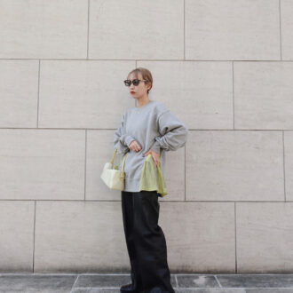 【30代スナップ】スウェットを大人見えするには？ レザーパンツでモードな雰囲気を入れて攻略！