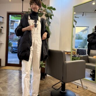 【30代スナップ】 Chaosのダウンとニットが決め手！ オーバーオールを大人カジュアルにシフト