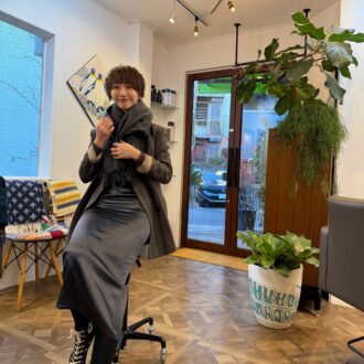 【30代スナップ】ユニクロのソックスとグレンプリンスのストールであたたかく♡ シックにまとめたジャケットコーデ