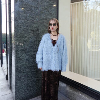 【30代スナップ】ファーカーデ×ベロアスカートで一気に今っぽく！ 冬の大人ガーリースタイル