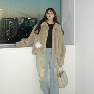 【30代スナップ】ユニクロニットを格上げ！ ファーコートで作る冬の最旬デニムスタイル