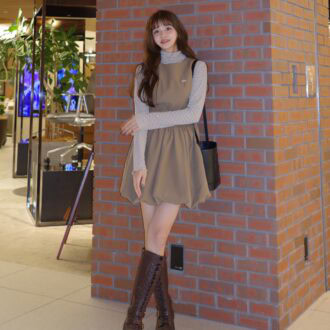 【30代スナップ】GUニットが大活躍！ バルーンワンピとロングブーツで大人のホリデーコーデ
