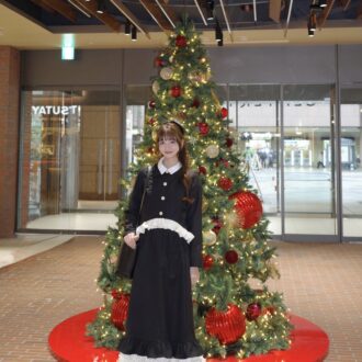 【30代スナップ】ホリデーシーズンにぴったり！ モノトーンのセットアップでロマンチックな着こなし