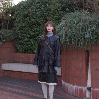 【30代スナップ】「靴下屋」のソックスと「moment+」のニットで色を投入！  冬のブラックコーデに映える差し色に注目