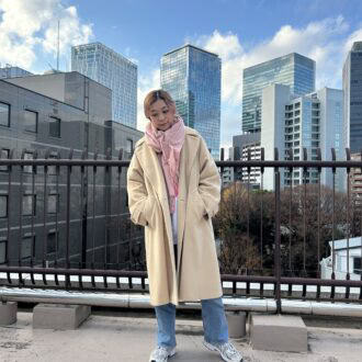 【30代スナップ】デニムスタイルを淡いトーンでまとめて、大人の余裕を感じるスタイルに