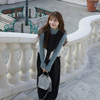 【30代スナップ】ブラックベスト＆パンツで作る、 エレガントな大人のセットアップ風コーデ