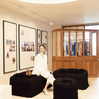 MAISON EENK（メゾンインク）店内のソファに座る佐々木希さん