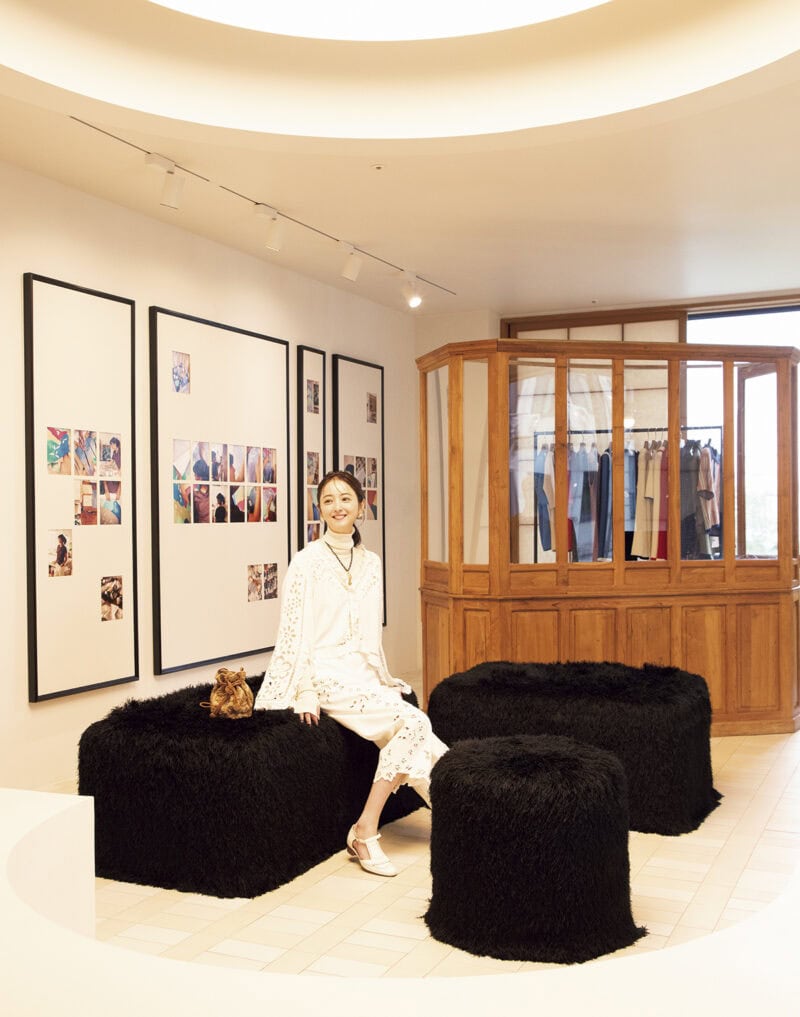 MAISON EENK(メゾンインク)店内のソファに座る佐々木希さん