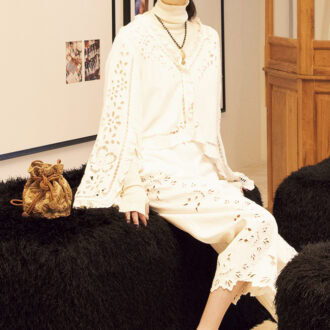 MAISON EENK（メゾンインク）店内のソファに座る佐々木希さん