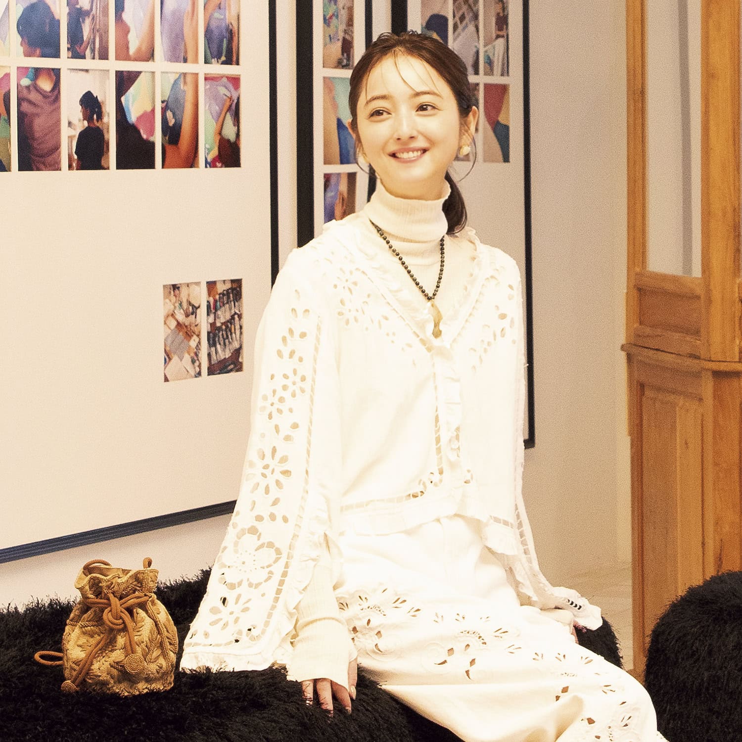 MAISON EENK（メゾンインク）店内のソファに座る佐々木希さん