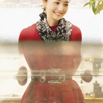 ショーケースを眺める佐々木希さん