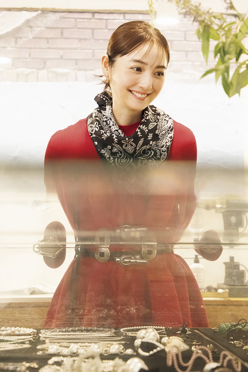 ショーケースを眺める佐々木希さん