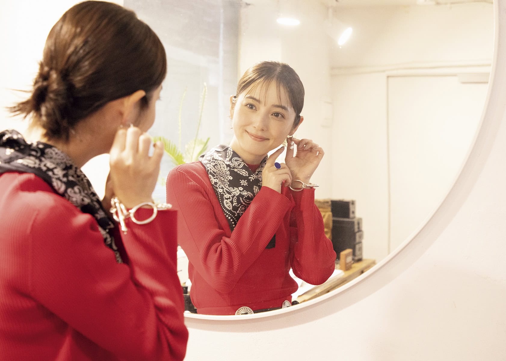 鏡を見ながらジュエリーを試す佐々木希さん