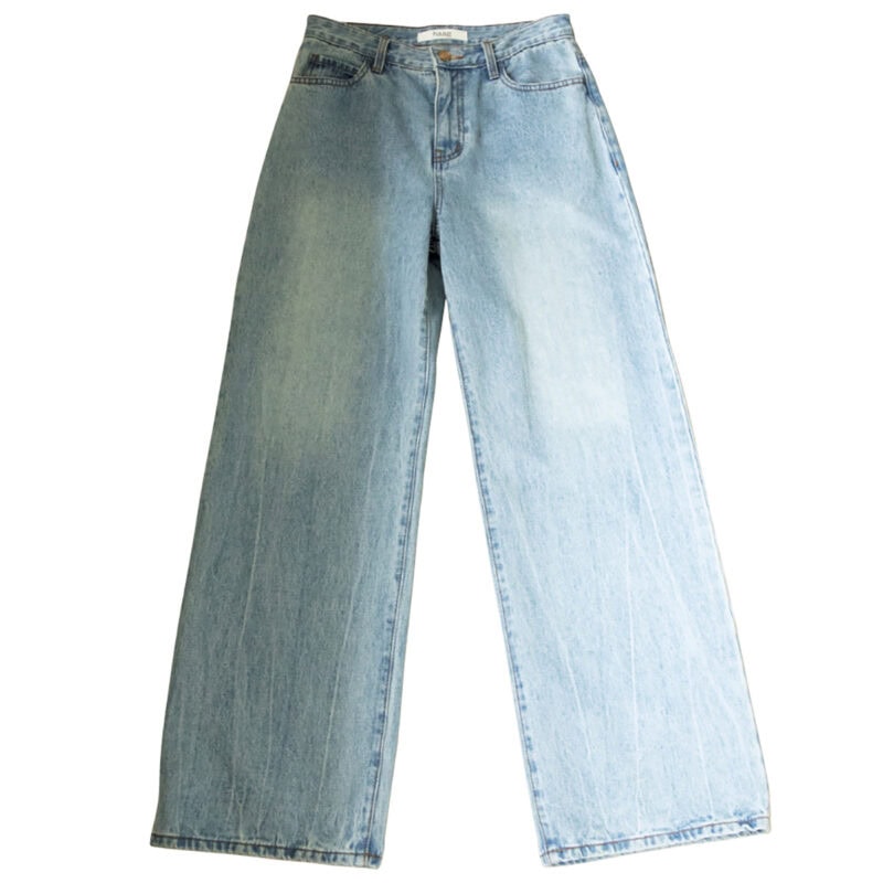 ワイドシルエットのデニム（₩118,000）はTシャツやニットに合わせても大人っぽさをキープできる。