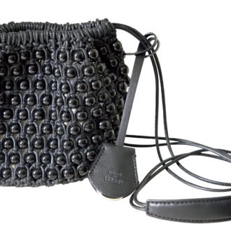 レザー紐とプラスチックボールのコンビがキャッチーなミニポシェット（₩188, 000）。クラフトっぽい雰囲気が可愛い。