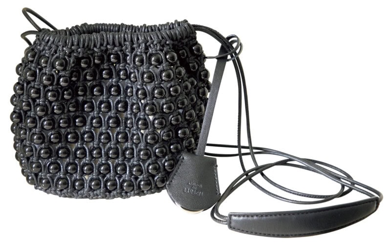 レザー紐とプラスチックボールのコンビがキャッチーなミニポシェット（₩188, 000）。クラフトっぽい雰囲気が可愛い。