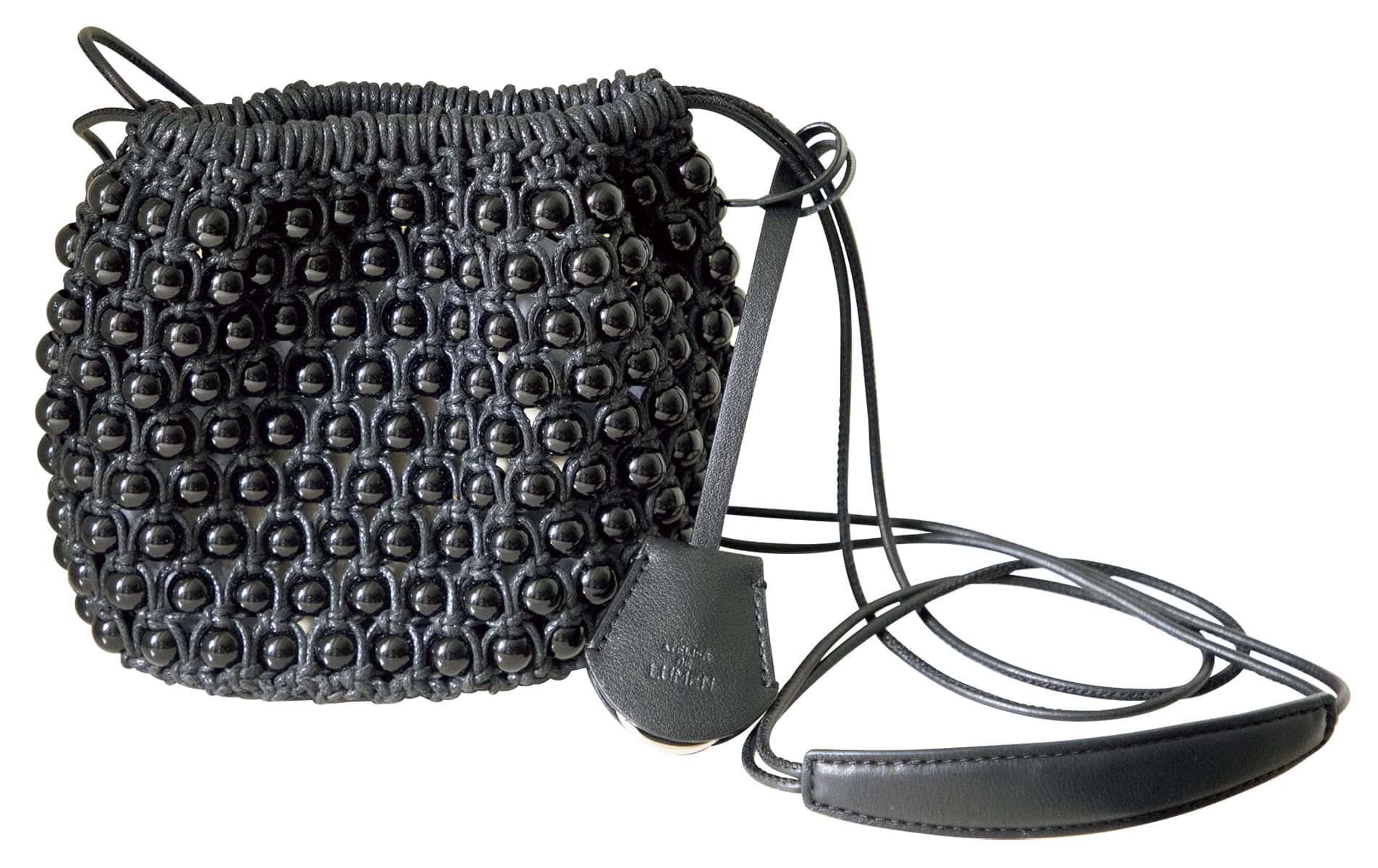 レザー紐とプラスチックボールのコンビがキャッチーなミニポシェット（₩188, 000）。クラフトっぽい雰囲気が可愛い。