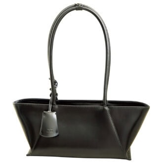 トレンドの横長フォルムのバッグ（₩248,000）はいつものコーデに添えるだけで今っぽくなる人気アイテム。