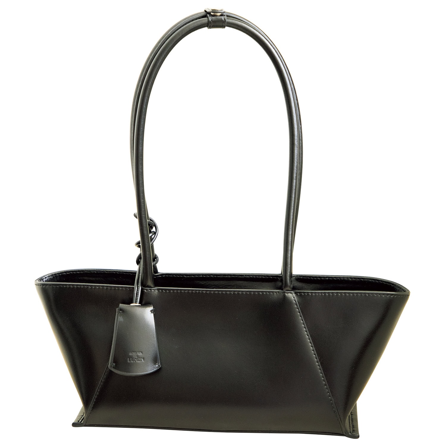 トレンドの横長フォルムのバッグ（₩248,000）はいつものコーデに添えるだけで今っぽくなる人気アイテム。