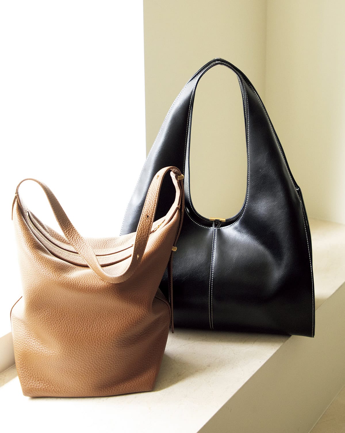 通勤にも活躍しそうなショルダーバッグ（右:₩308,000、左:₩318,000）。