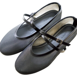 肌が透けるメッシュやダブルストラップでシンプルながらも控えめな存在感を発揮するフラットシューズ（₩245,000）。