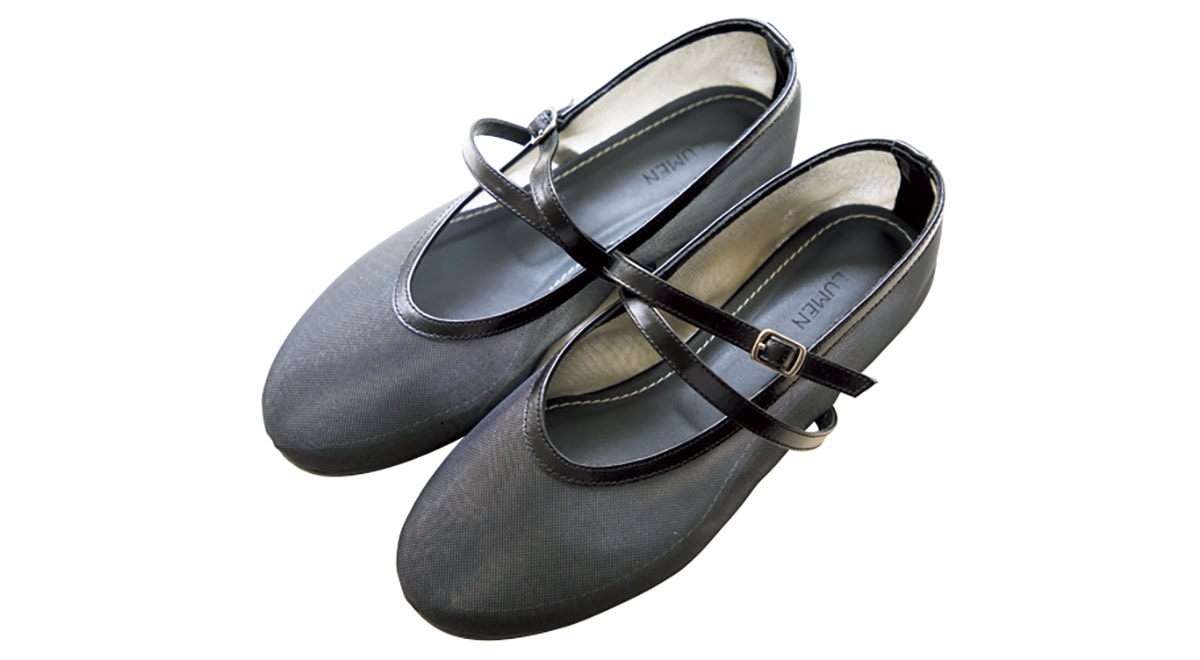 肌が透けるメッシュやダブルストラップでシンプルながらも控えめな存在感を発揮するフラットシューズ（₩245,000）。