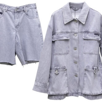 ワークテイストのカバーオール(₩328,000)と、切りっぱなしの裾がラフなハーフパンツ(₩168,000)はセットアップでも単品で着てもお洒落。