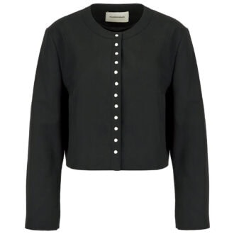 ジェニーが着用した「Snapped Crop Jacket」(₩298,000)は“ジェニージャケット”と呼ばれるくらいアイコニックなアイテム。コットン素材なので季節を問わず活躍。