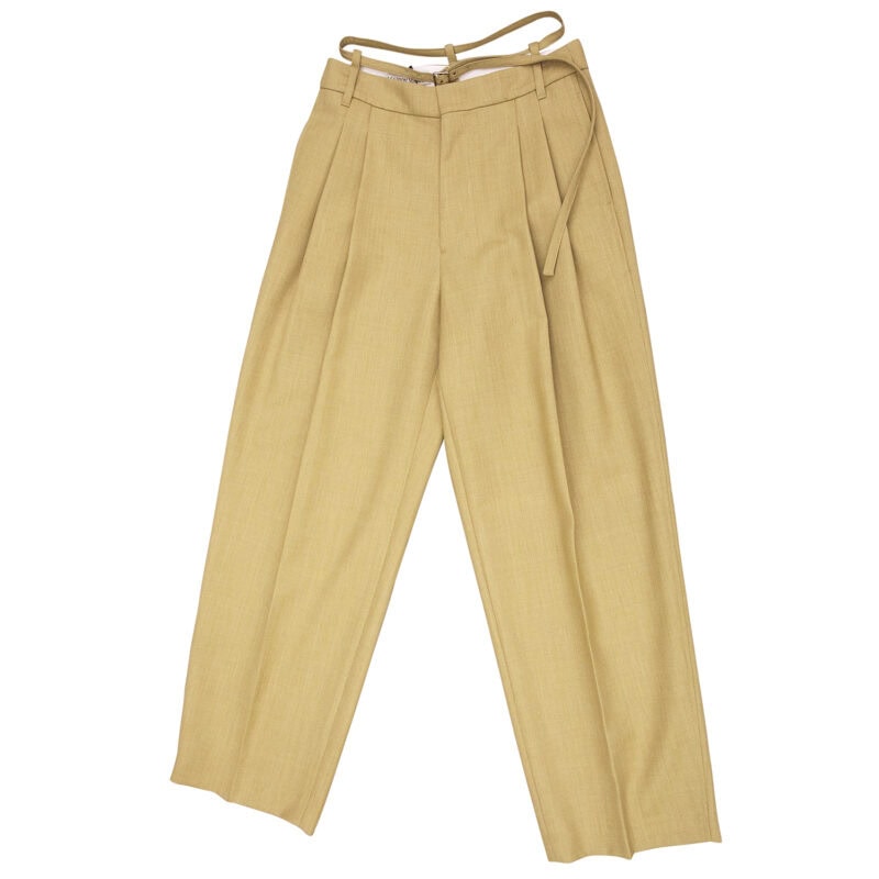 細ベルトをアレンジしたワイドパンツ(₩268,000)は短丈トップスと好相性。