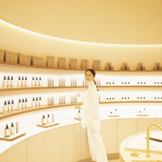 SISAO Hannam（シサオ ハンナム）店内の佐々木希さん