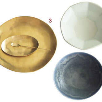 およそ25名の作家のアイテムを取り扱い、ほとんどが韓国人作家のなか日本人作家の作品が並ぶことも。どれもこだわりがありつつ、実生活で使えることを大前提にセレクトされている。1.どんな料理も映えそうなイ・ギショの白磁のお皿(₩66,000)。2.釉薬を使った味わいのあるブルーのお皿(₩68,000)はイ・ユジンのもの。3.真鍮で平たく仕上げたプレート(大:₩180,000、小:₩50,000)とティースプーン(₩26,000)はイ・ジホの作品。