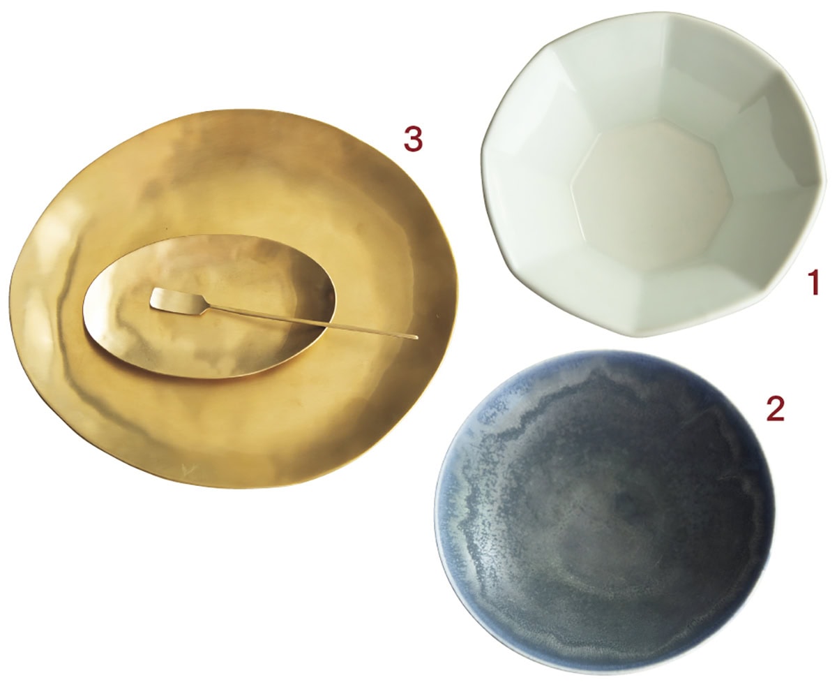 およそ25名の作家のアイテムを取り扱い、ほとんどが韓国人作家のなか日本人作家の作品が並ぶことも。どれもこだわりがありつつ、実生活で使えることを大前提にセレクトされている。1.どんな料理も映えそうなイ・ギショの白磁のお皿（₩66,000）。2.釉薬を使った味わいのあるブルーのお皿（₩68,000）はイ・ユジンのもの。3.真鍮で平たく仕上げたプレート（大:₩180,000、小:₩50,000）とティースプーン（₩26,000）はイ・ジホの作品。