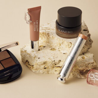 左から、コスメデコルテ スキンシャドウ デザイニングパレット 01、ディオール アディクト リップ グロウ バター 103、カネボウ ライブリースキン ウェアⅡ、ディオール バックステージ ロージー グロウ スティック 103