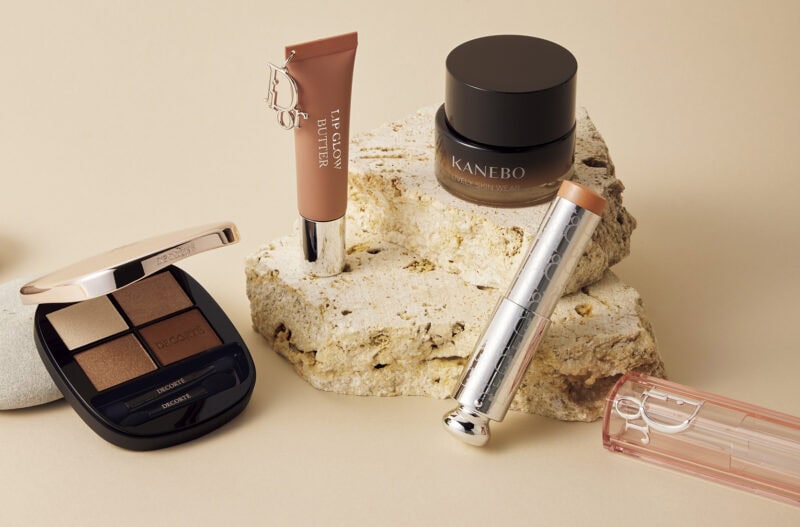 左から、コスメデコルテ スキンシャドウ デザイニングパレット 01、ディオール アディクト リップ グロウ バター 103、カネボウ ライブリースキン ウェアⅡ、ディオール バックステージ ロージー グロウ スティック 103