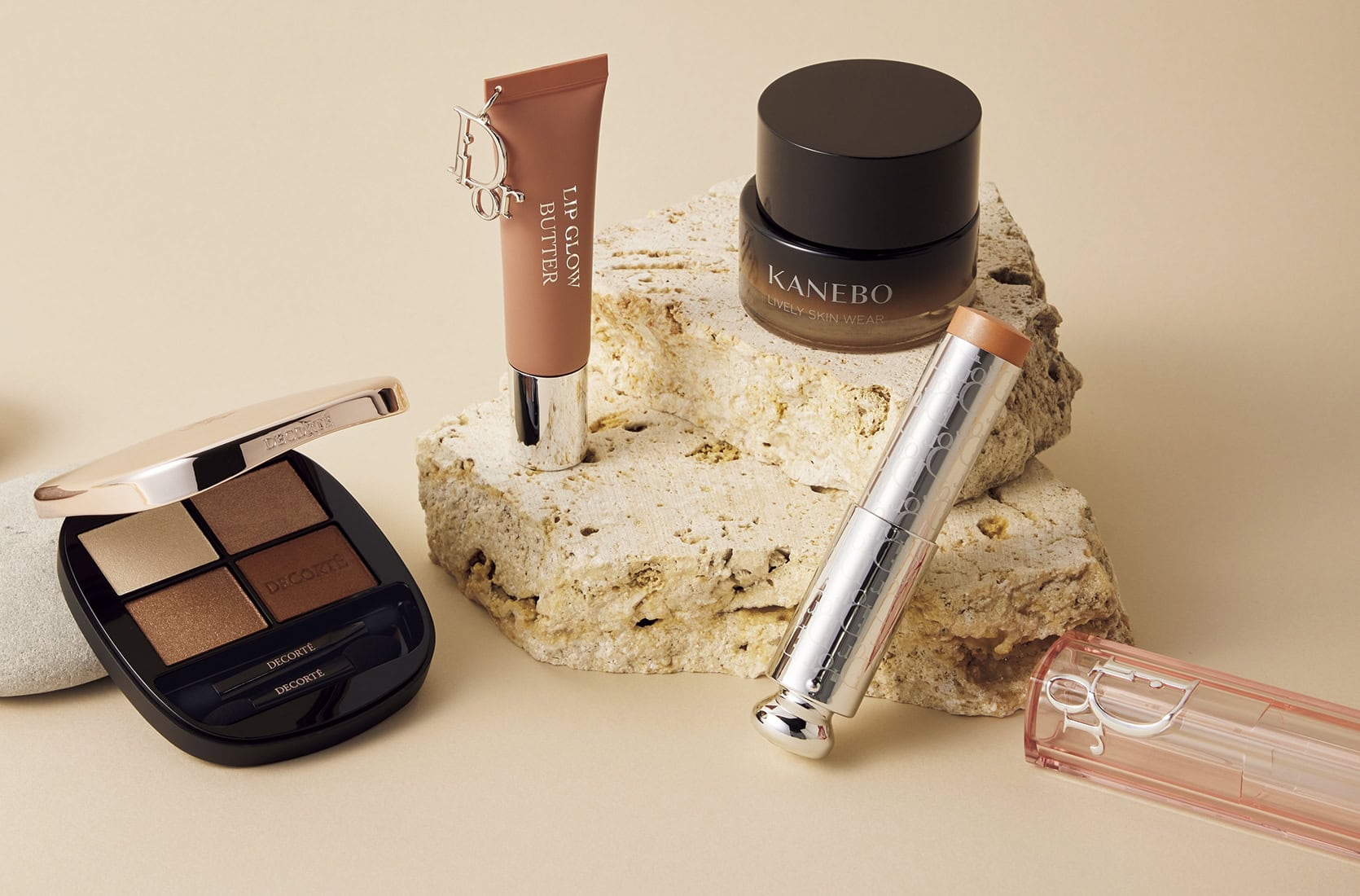 左から、コスメデコルテ スキンシャドウ デザイニングパレット 01、ディオール アディクト リップ グロウ バター 103、カネボウ ライブリースキン ウェアⅡ、ディオール バックステージ ロージー グロウ スティック 103