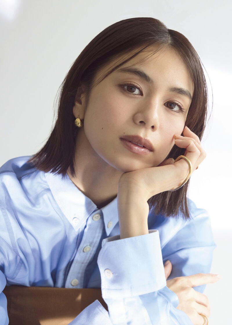 2025年下半期ベスコス ファンデ、アイシャドウ、チーク、リップの1位でメイク! モデル=佐藤晴美