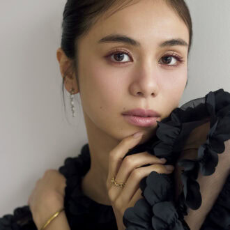 2025年下半期ベストコスメ　アイライナー、マスカラ、アイブロウの1位でメイク！ モデル＝佐藤晴美