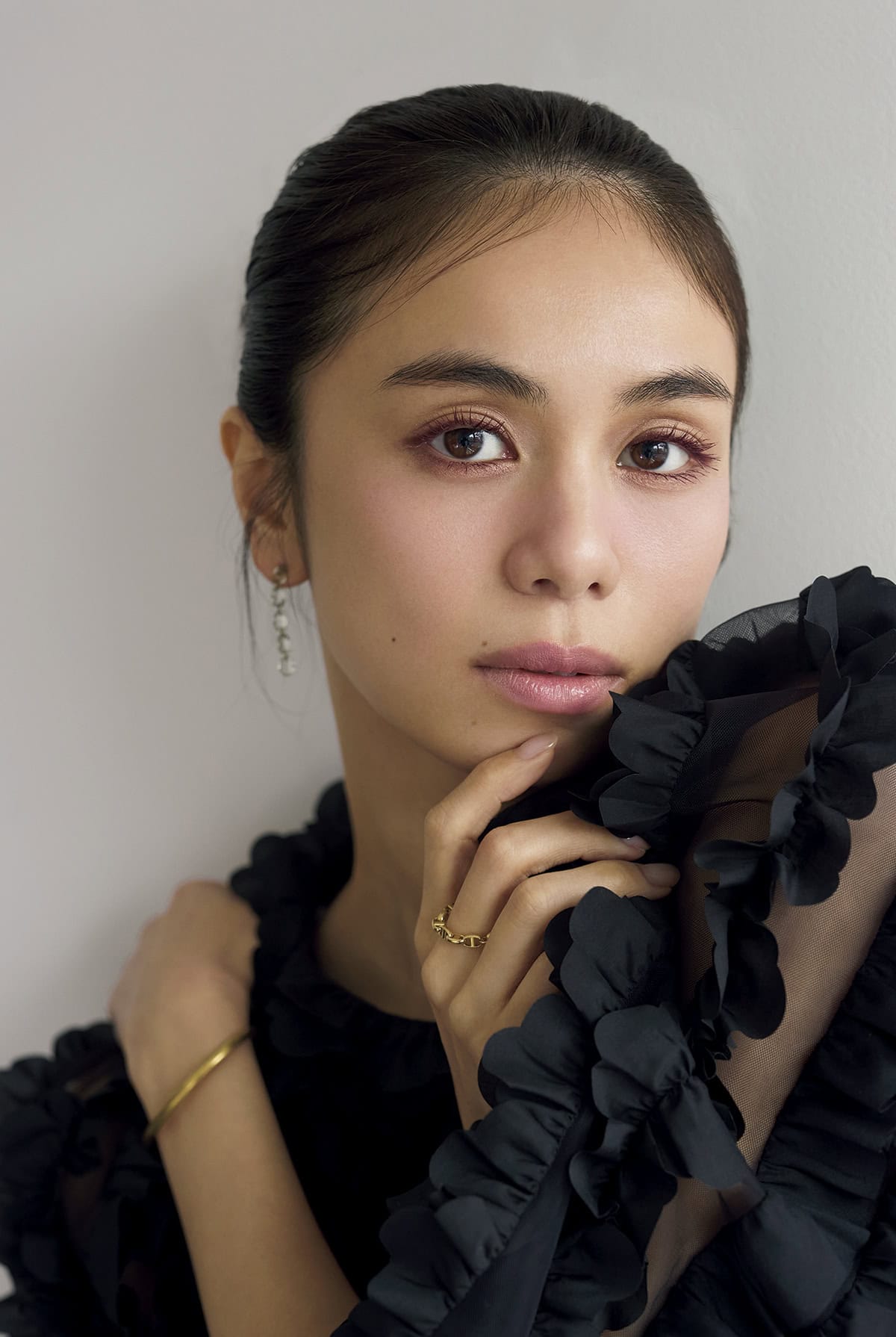 2025年下半期ベストコスメ　アイライナー、マスカラ、アイブロウの1位でメイク！ モデル＝佐藤晴美