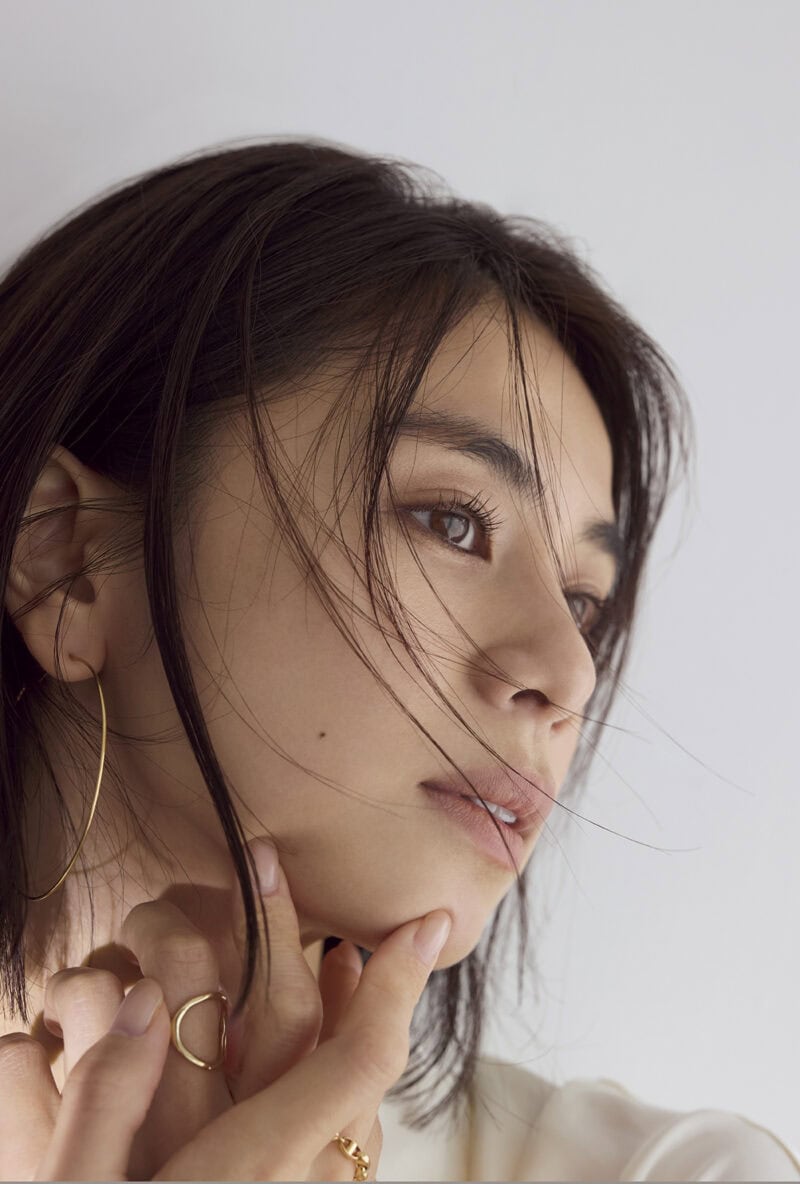 2025年下半期ベスコス 下地、フェイスパウダー、コンシーラー、ハイライト、シェーディングの1位でメイク モデル=佐藤晴美