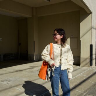 【30代スナップ】小物使いで個性をプラス！ ざっくり白カーデでデニムコーデを冬仕様に♡ 