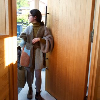 【30代スナップ】無印良品のタートルニットが活躍！ ニットガウンとのあわせで遊び心のあるコーデに