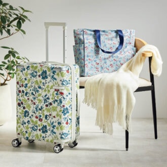 【ローラ アシュレイ】と過ごす、至福のご自愛週末。バッグからスーツケースまで「心ときめく雑貨」を味方に